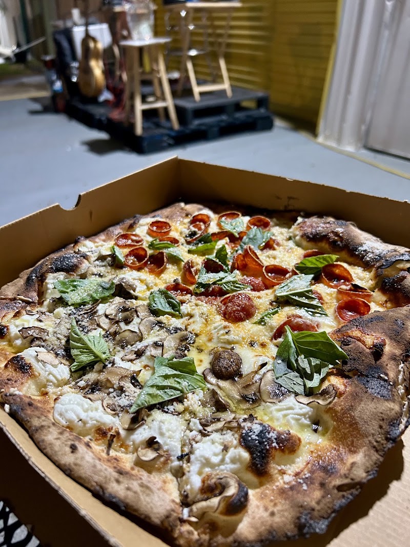 DAN APIZZ’ MAN New Haven-Style Pizza truck photo