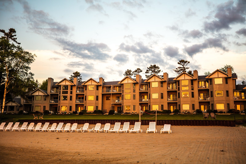 Glidden Lodge Beach Resort - Resort hotel in Sturgeon Bay