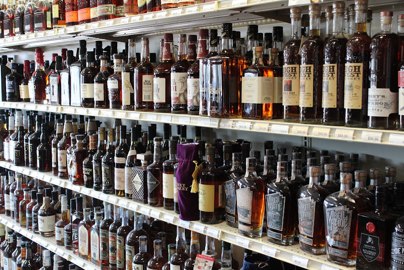 Rollers Wine & Spirits Port Royal Plaza - Liquor store in Hilton Head Island