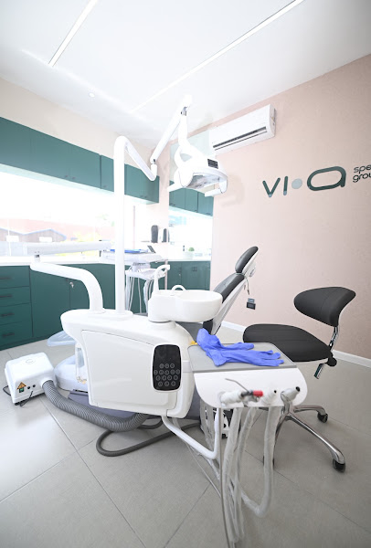Dra. Laura Troche - Dentista Especialista en Estética Dental - Cosmetic dentist in Av. Luis Ginebra 49