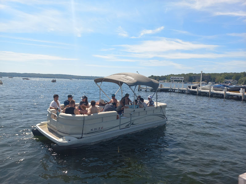 Geneva Lake Boat Rentals - Boat rental service in Williams Bay