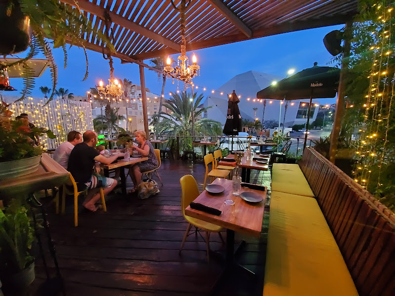 Outpost - Restaurant in Centro