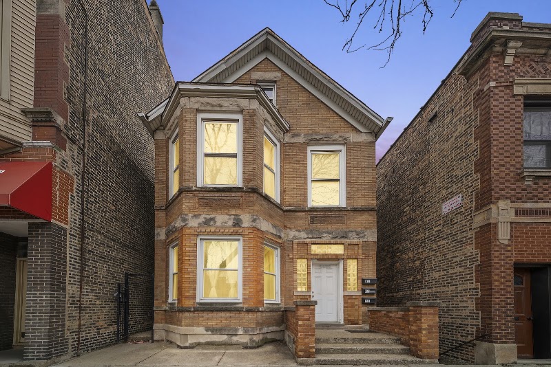 Chicago Property Sisters - RE/MAX Loyalty - Real estate consultant in Chicago