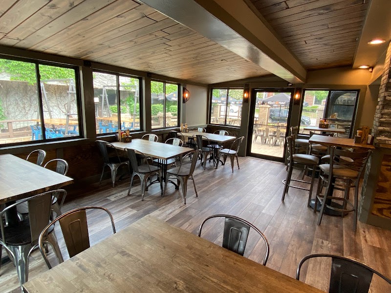 Magpie's Den & Pen - Bar & grill in Lake Geneva