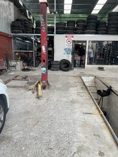 Servicentro El Río.. Reparación de llantas - Oil change service in your area