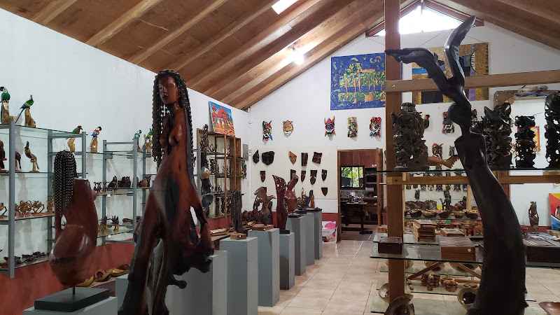 Wood & Art Gallery - Art gallery in 600mts west from hotel