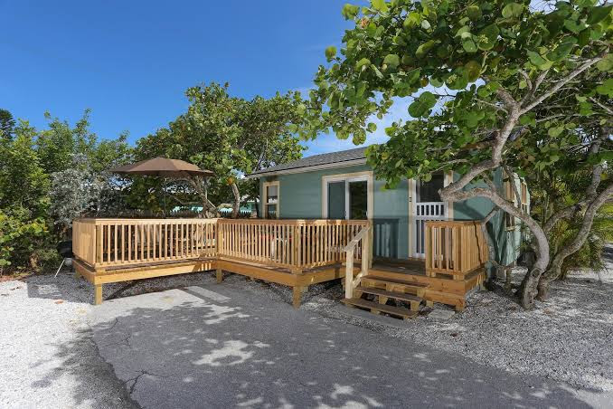 Rolling Waves Beach Cottages - Indoor lodging in Longboat Key