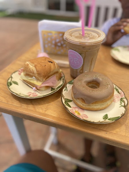 Besties Pink Cafe Co. - Cafe in Centro