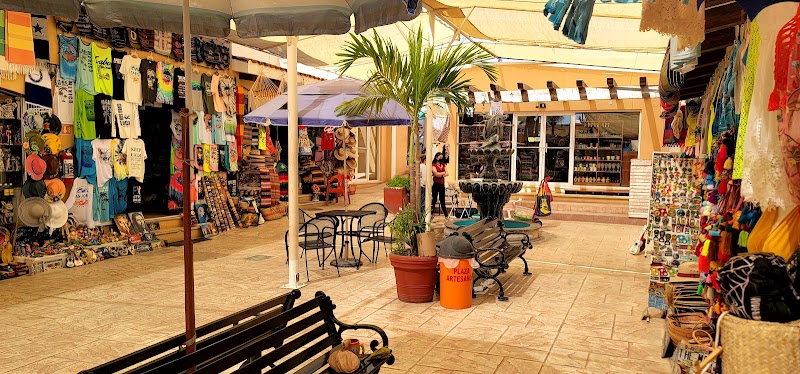Plaza Artesanos - Shopping mall in Centro