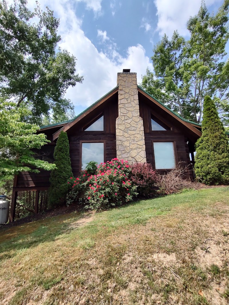 Snuggle Bear Hideaway Cabin - Camping cabin in Pigeon Forge