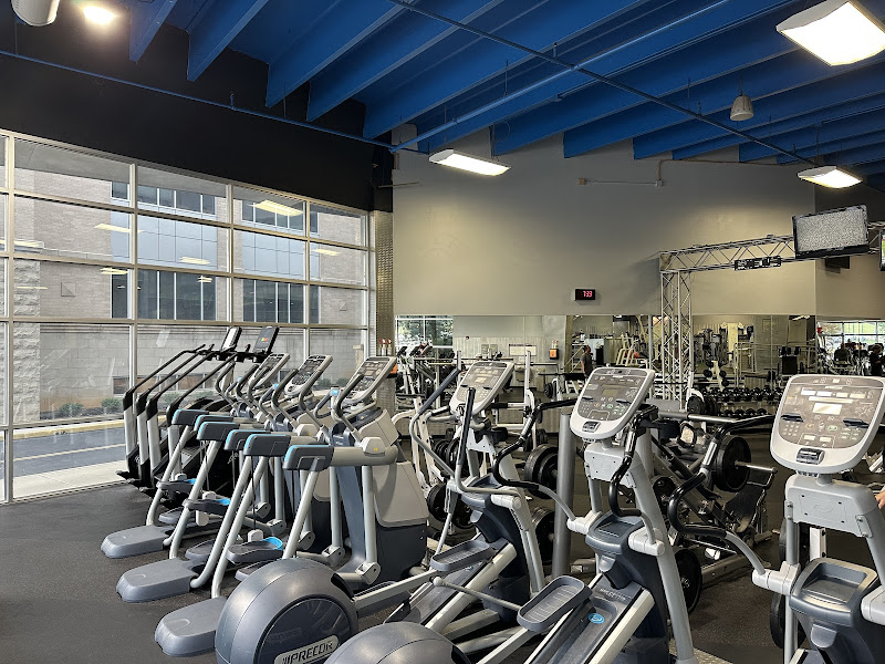 Gold's Gym - Gym in Chattanooga