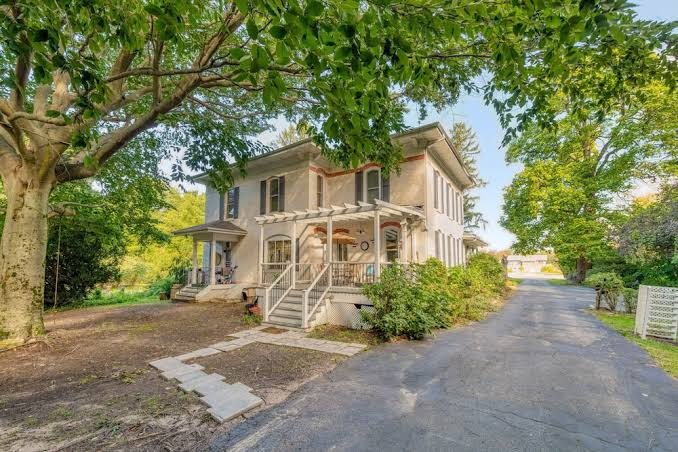Monroe Manor Inn B & B - Bed & breakfast in South Haven