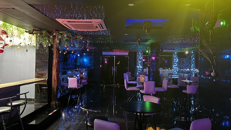 EDEN LUXURY CLUB - Bar in C. 16 de Agosto 11