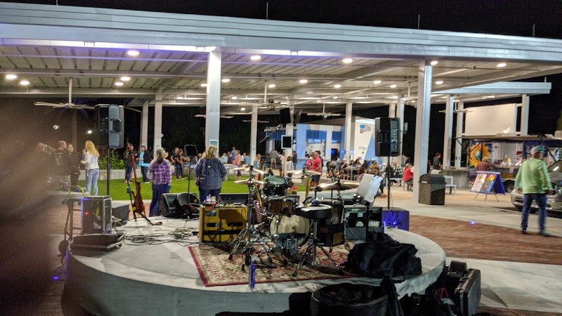 The Cove Outdoor Bar at PCSC - Bar in Naples