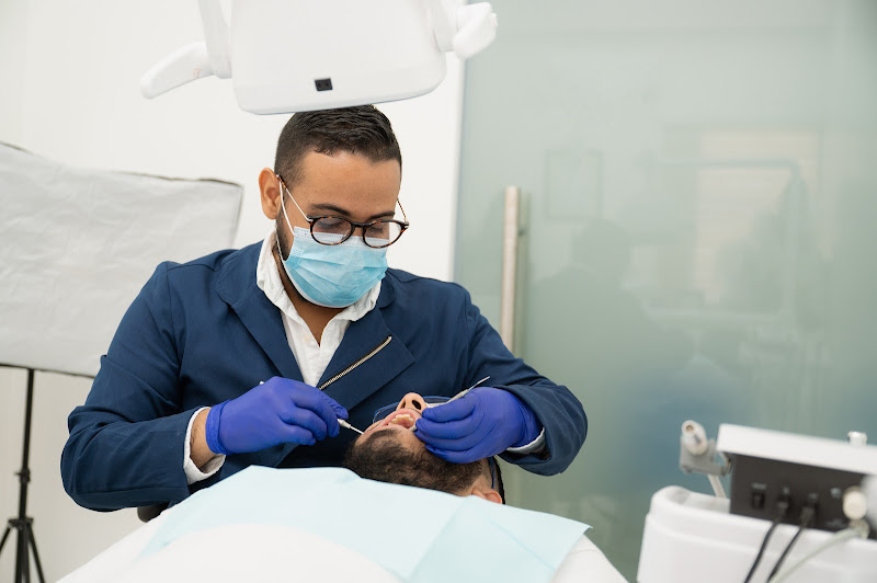 Henríquez Dental Group - Dental clinic in Av. Luis Ginebra