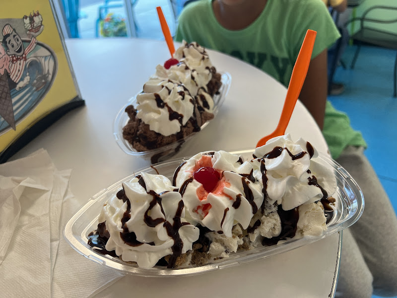 Scoops Ice Cream Parlor - Ice cream shop in Pigeon Forge