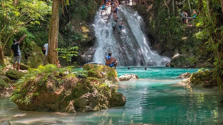 Cool Blue Hole Ocho Rios - Travel agency in Double V complex