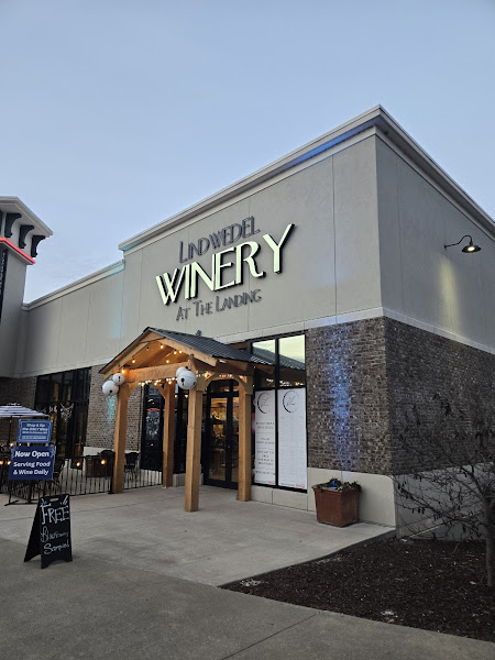 Lindwedel Winery At The Landing - Wine store in Branson