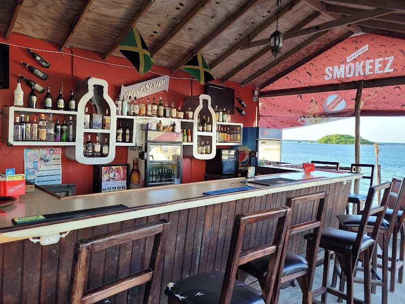 smokeez by the sea - Restaurant in Montego Bay
