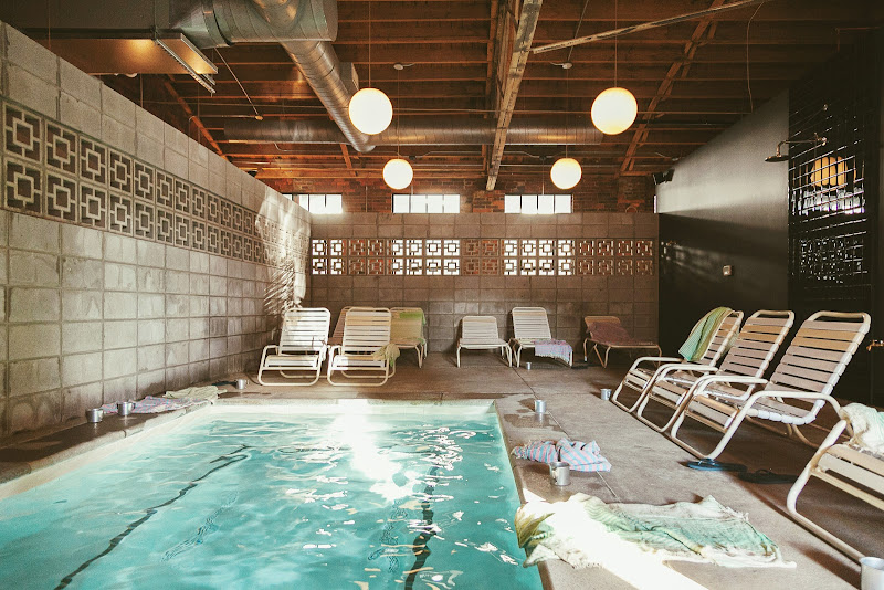 Holiday Salon & Bathhouse