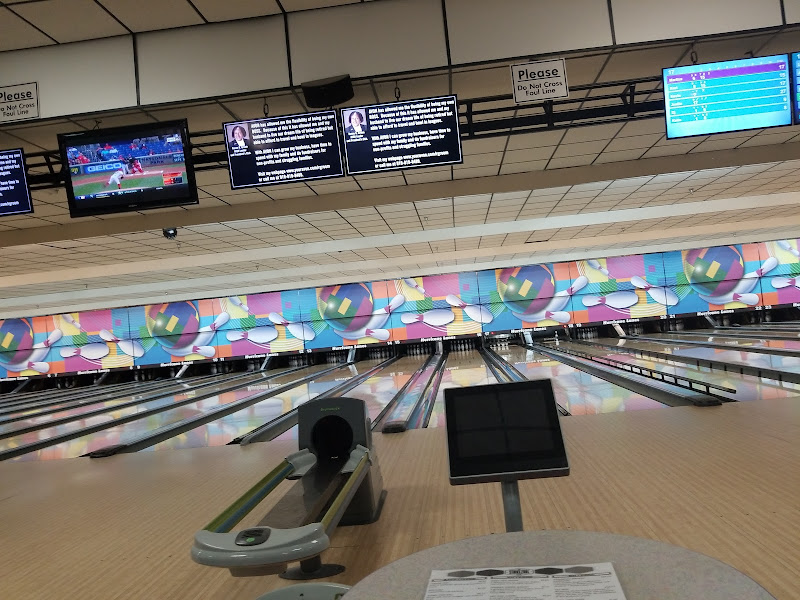 Hurricane Lanes - Bowling alley in Destin