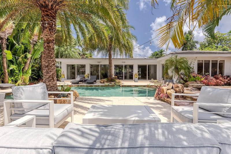 Luxury Vacation Stays - Where every stay sets the Standard™