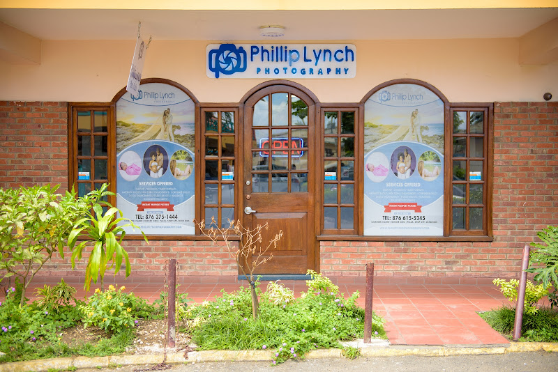 Phillip Lynch Photo Studio - Photography studio in Main St