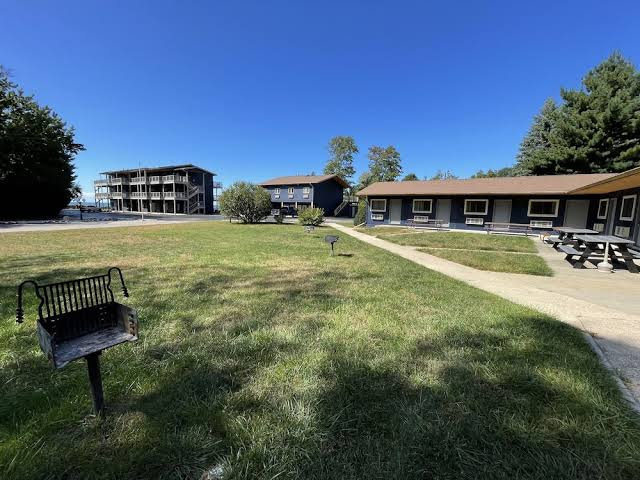 Lake Bluff Inn & Suites - Hotel in South Haven