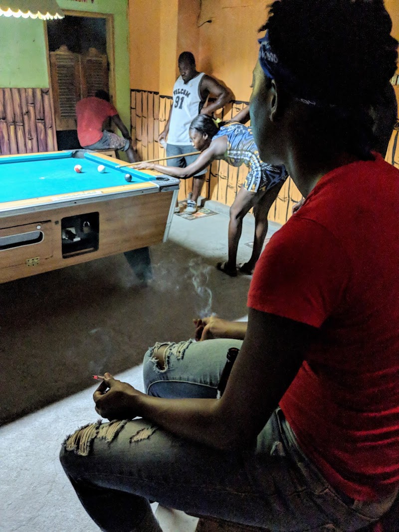 Synestro's Sports Bar - Bar in Short Lane