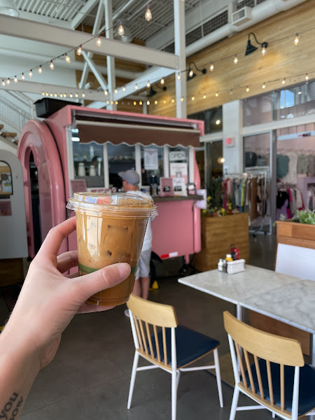The Little Pink Coffee Trailer (La Camionnette Coffee)