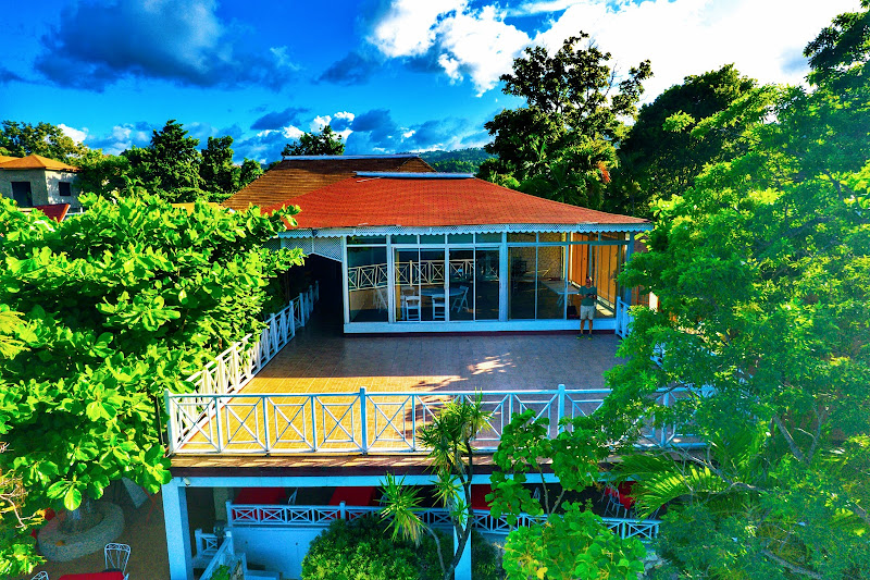 Hibiscus Lodge - Indoor lodging in Ocho Rios