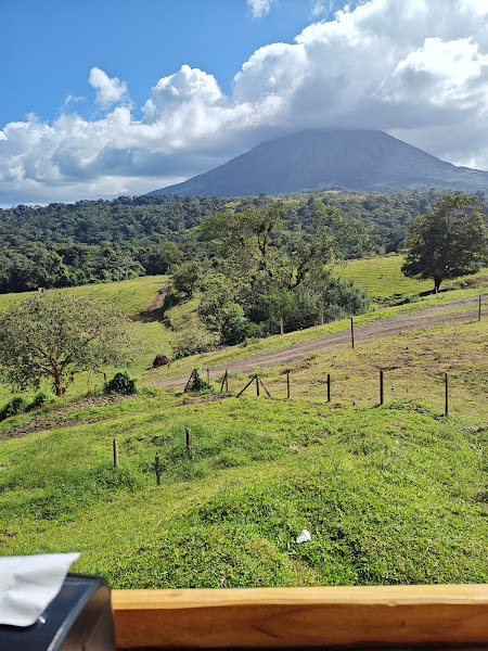 Café y Rest Raúl Castaño Fortuna Mirador - Restaurant in la Fortuna frente a