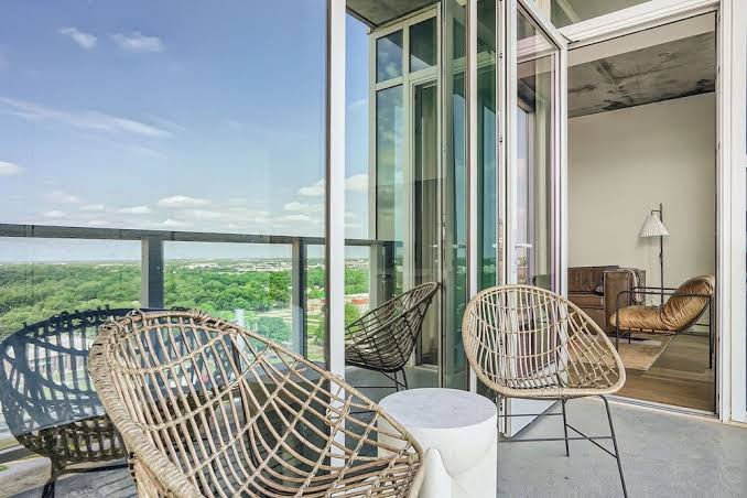 Luxurious Rainey Street condo with private lake-view balcony - rooftop pool and gym, sleeps 6!
