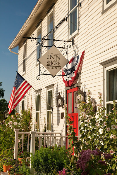 Blacksmith Inn On the Shore - Bed & breakfast in Baileys Harbor