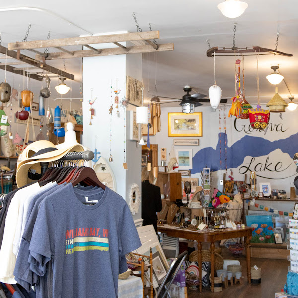 Geneva Lake General Store - Artistic handicrafts in Williams Bay