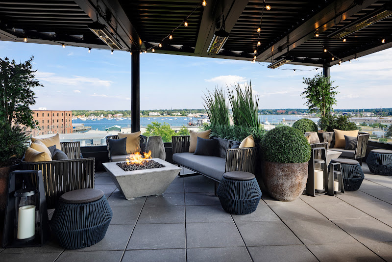 Luna Rooftop Bar - Bar in Portland