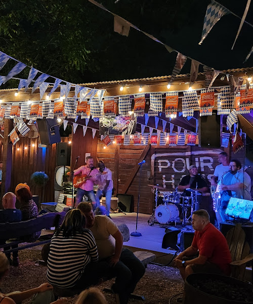 Pour Haus Patio Bar - Bar in New Braunfels